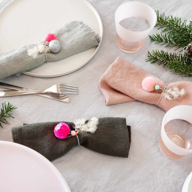 Pompon- und Kugel-Anhänger von Rico Design als Tischdeko