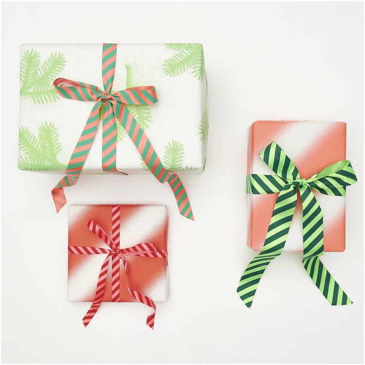 Satinband Rot-Rosa Streifen von Rico Design ( als Geschenk dargestellt)