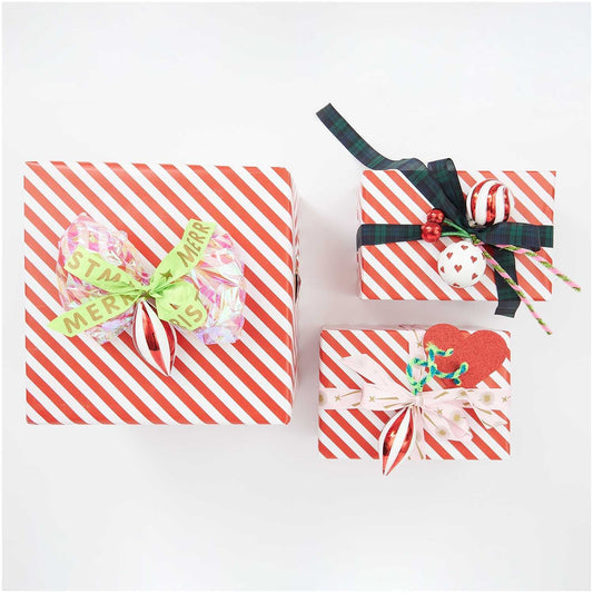 Taftband Merry Christmas in Limone mit wiederholten, goldenen Schriftzug von Rico Design als Geschenkband