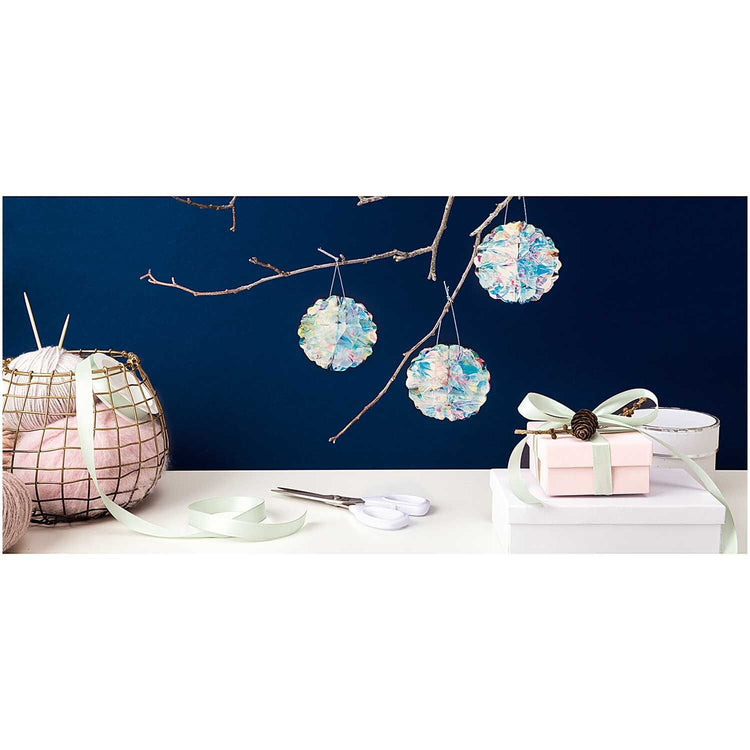 irisierende Wabenbälle im Set, 3 Stück in einem Set dekoriert an einem Zweig