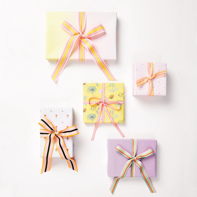 Rico Design - Webband Multi Streifen mit Neon- und Glitter-Effekt dargestellt an eingepackten Geschenken