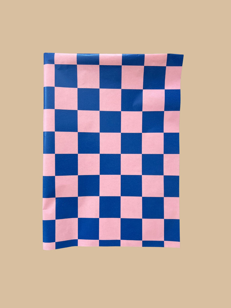 Seidenpapier in blauem und rosafarbenem Karomuster