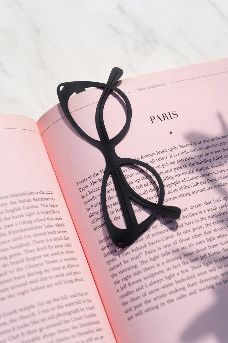 Lesezeichen Dolce Vita, schwarze Sonnenbrille von OCTAEVO, dargestellt im Buch