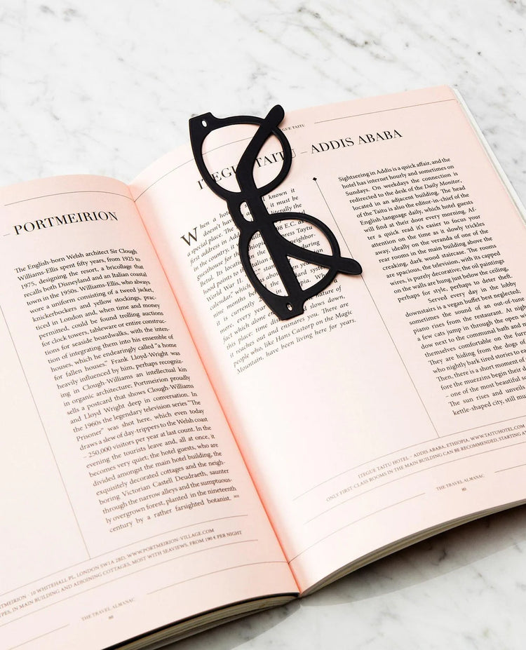 Lesezeichen Dolce Vita, schwarze Sonnenbrille von OCTAEVO im Buch dargestellt