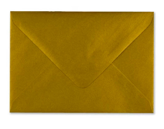 Zur Grußkarte ein goldener Umschlag
