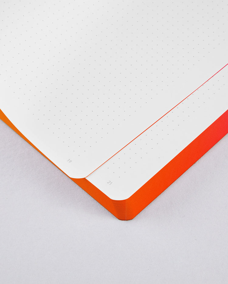 Notizblock mit dem Flexcover in den Neonfarben Pink und Orange mit Weiß von nuuna, 176 Seiten - Punktraster und mit nummerierter Seitenzahl