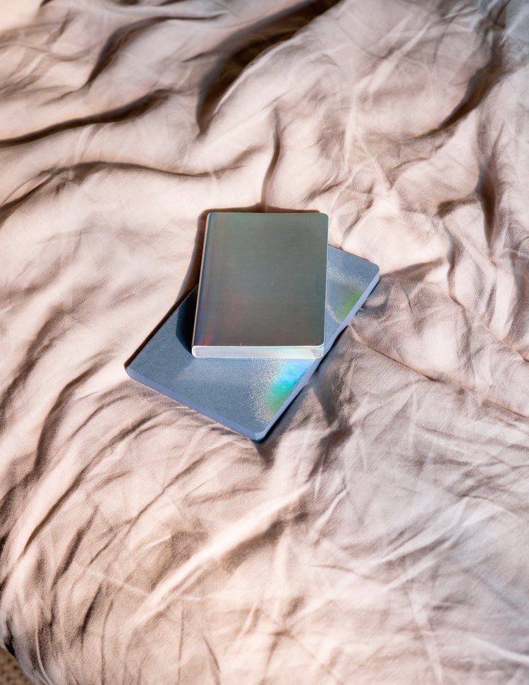 Notizblock Fluid Chrome - M von nuuana (zusammen mit dem S-Format-Notizbuch als Stimmungsbild dargestellt)