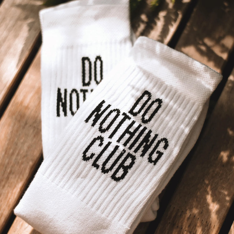 Tennissocken mit dem Schriftzug oder Statement "DO NOTHING CLUB" in Weiß