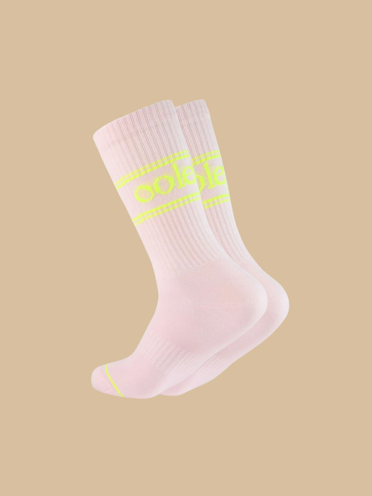 le ooley Luxury Tennissocken in Pastellfarben mit Neon kombiniert: Neon Pastel Blush (Rosa mit Schriftzug in Neon-Gelb)