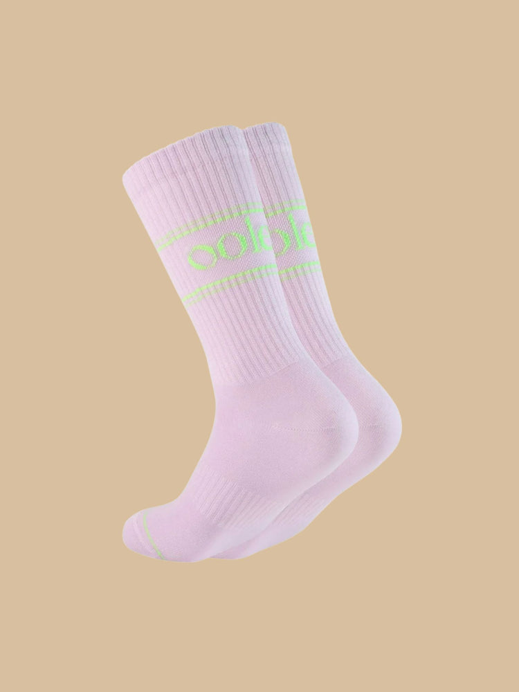 le ooley Luxury Tennissocken in Pastellfarben mit Neon kombiniert: Neon Pastel Lavender (Lavendel mit Schriftzug in Grün)