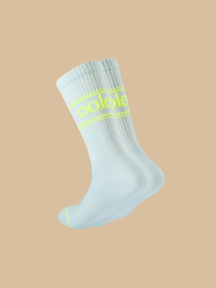 le ooley Luxury Tennissocken in Pastellfarben mit Neon kombiniert: Neon Pastel Lemon (Blau mit Schriftzug in Neon-Gelb)
