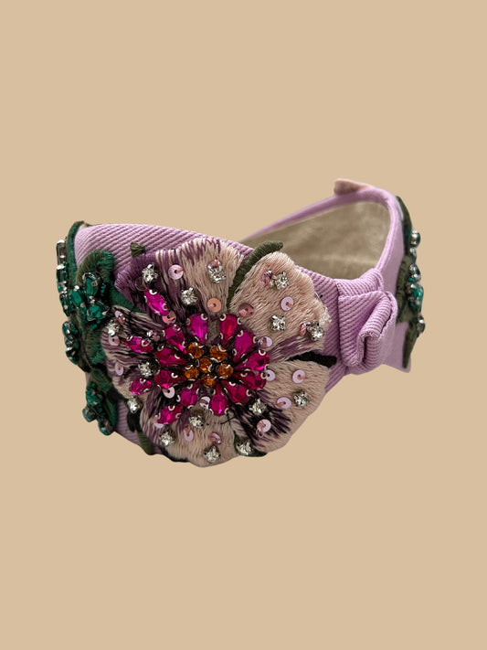Haarreifen in der Farbe Lavendel mit floralen Stickapplikationen verziert mit Strasssteinen, Pailletten und Perlen im Bridgerton Stil