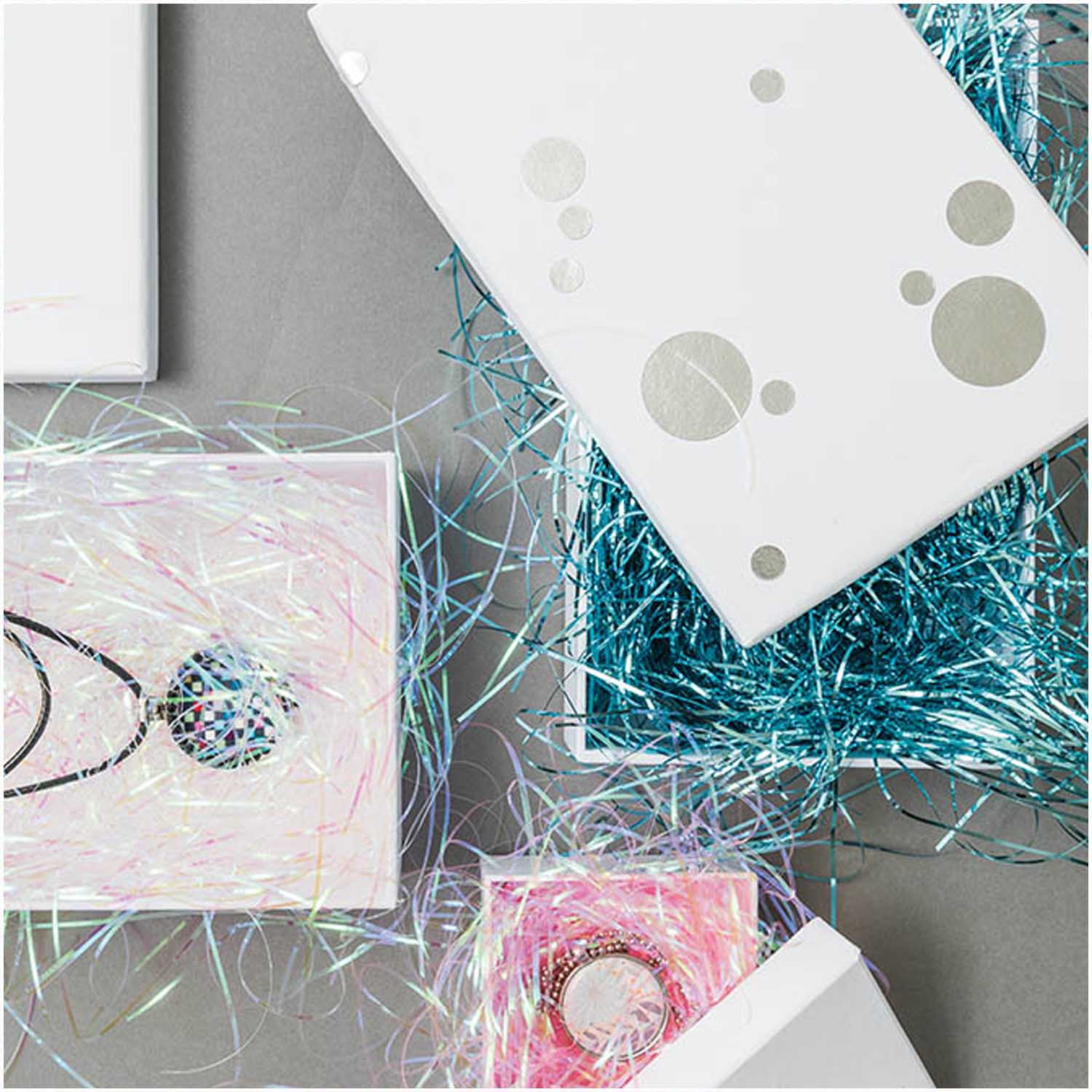 Paper Poetry Füllmaterial Flitter verschiedene Farben, dargestellt in Geschenkboxen