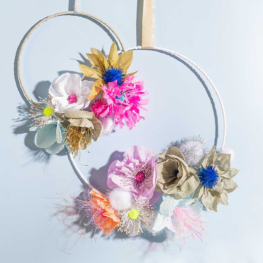 Paper Poetry Füllmaterial Flitter verschiedene Farben dargestellt an Blumen in einem Ring