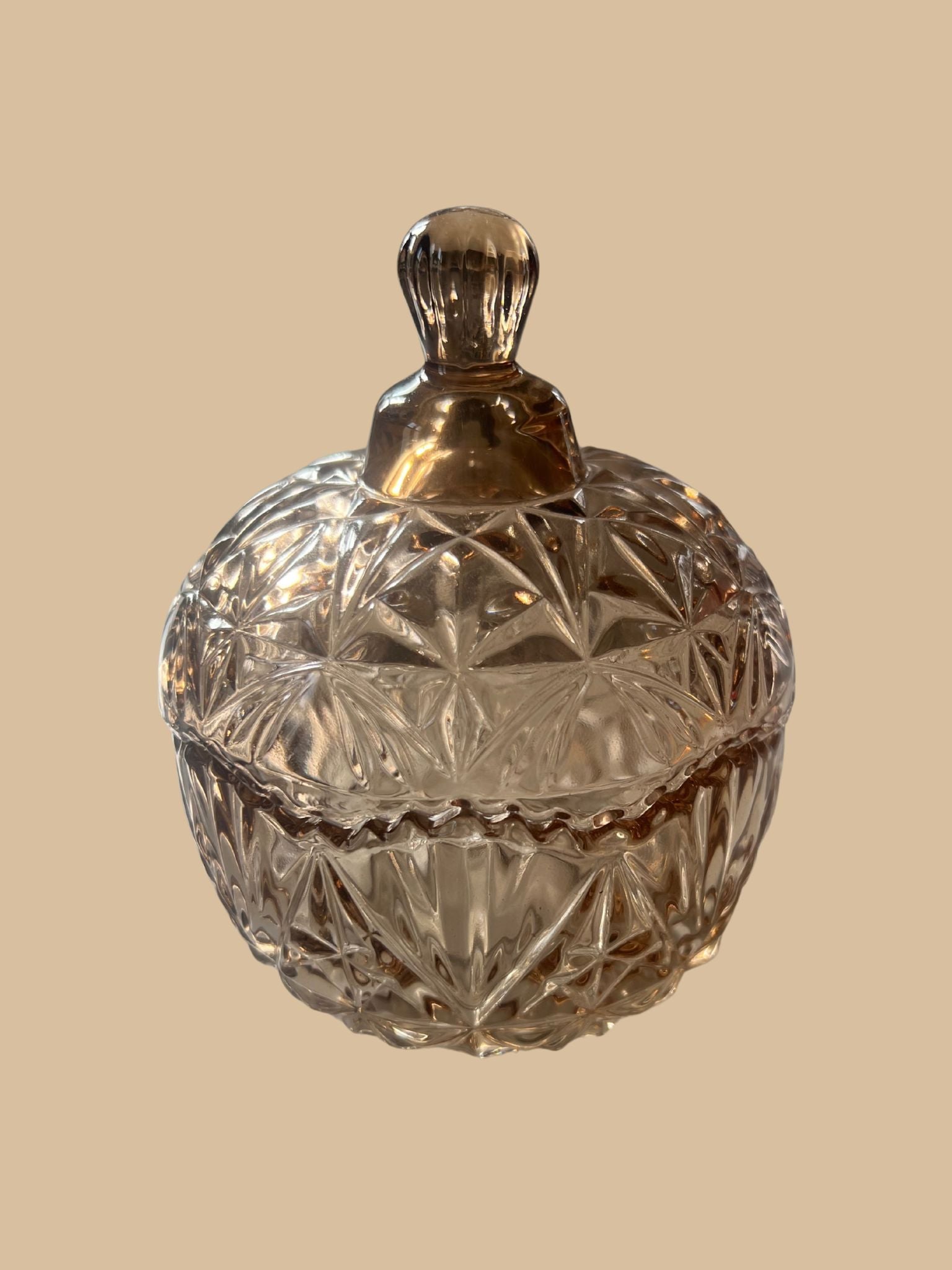 Bonbonniere mit Deckel aus Kristallglas in Hellbraun - klassisch und zeitlose Eleganz