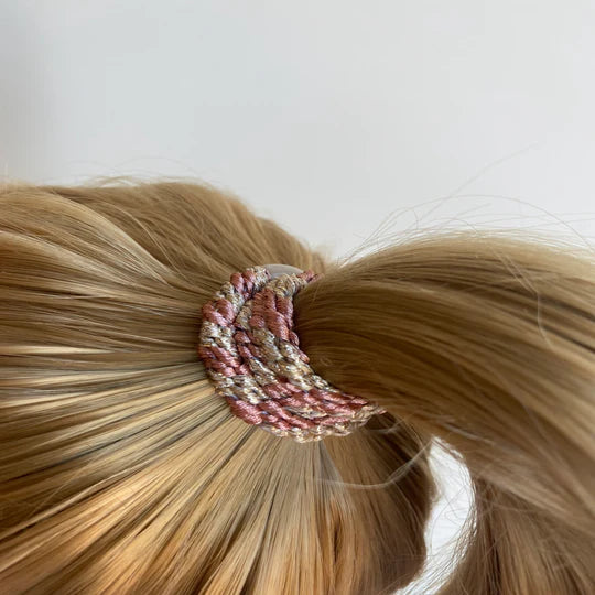 Bon Dep - KKNEKKI Haargummi I Pfirsich Koralle-Beige Glitter im Haar als Zopf gebunden