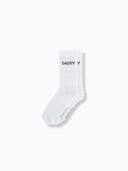 Tennissocken von FAMVIBES mit dem schwarzen, schlichten Statement "DADDY"
