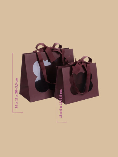 Geschenktüte in Bordeaux mit dekorativem Fenster und Schleife in klein & groß abgebildet und Maßen