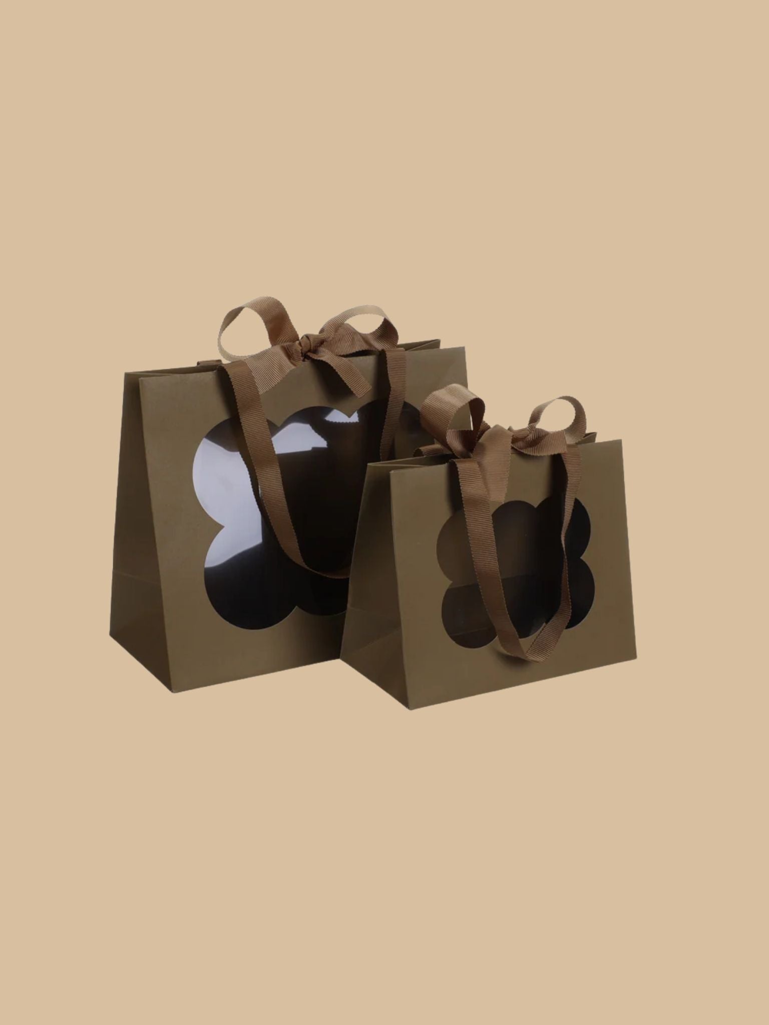 Geschenktüte in Olivgrün mit dekorativem Fenster und Schleife in klein & groß abgebildet