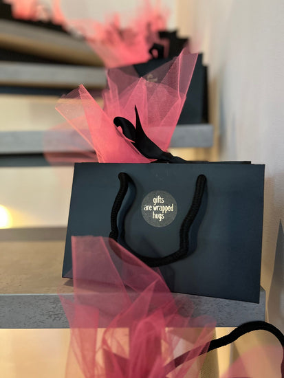 Kleine Geschenktasche Schwarz mit Schleife (als Geschenkbeispiel mit Tüll)