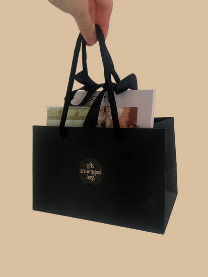 Kleine Geschenktasche Schwarz mit Schleife als Geschenkbeispiel