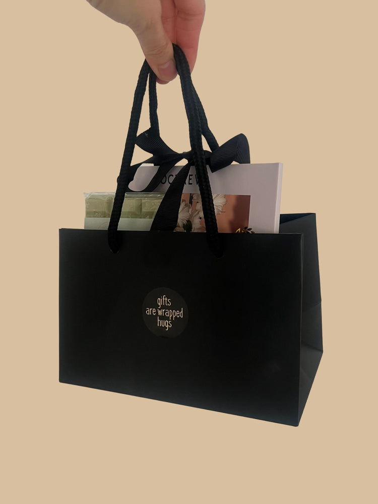 Kleine Geschenktasche Schwarz mit Schleife als Geschenkbeispiel