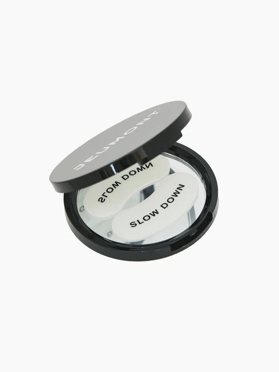 SO EYE-RONIC Patches (wieder verwendbare Augenmasken) mit dem Statement "Slow Down" von Jeumont in der Aufbewahrungsbox mit integriertem Spiegel