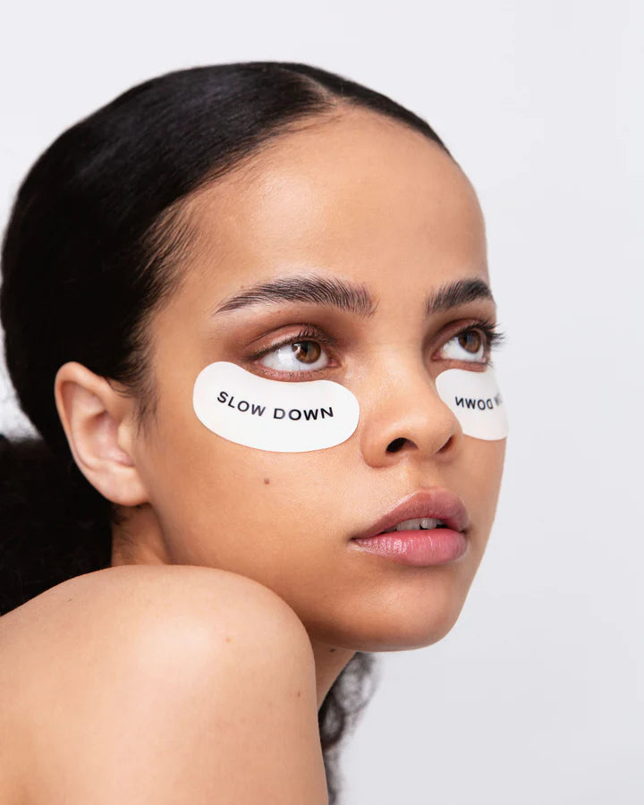 SO EYE-RONIC Patches (wieder verwendbare Augenmasken) mit dem Statement "Slow Down" von Jeumont