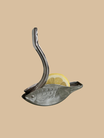 Karl Weis - Zitronenpresse Fisch aus Edelstahl mit Zitrone (Veranschaulichung)
