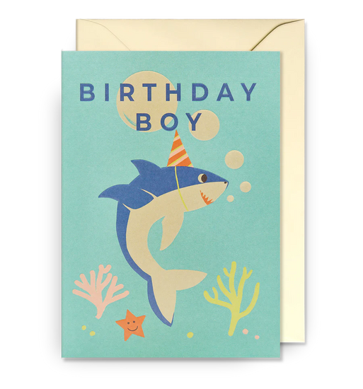 Die Grußkarte von "BIRTHDAY BOY SHARK" von Lagom Design mit Umschlag
