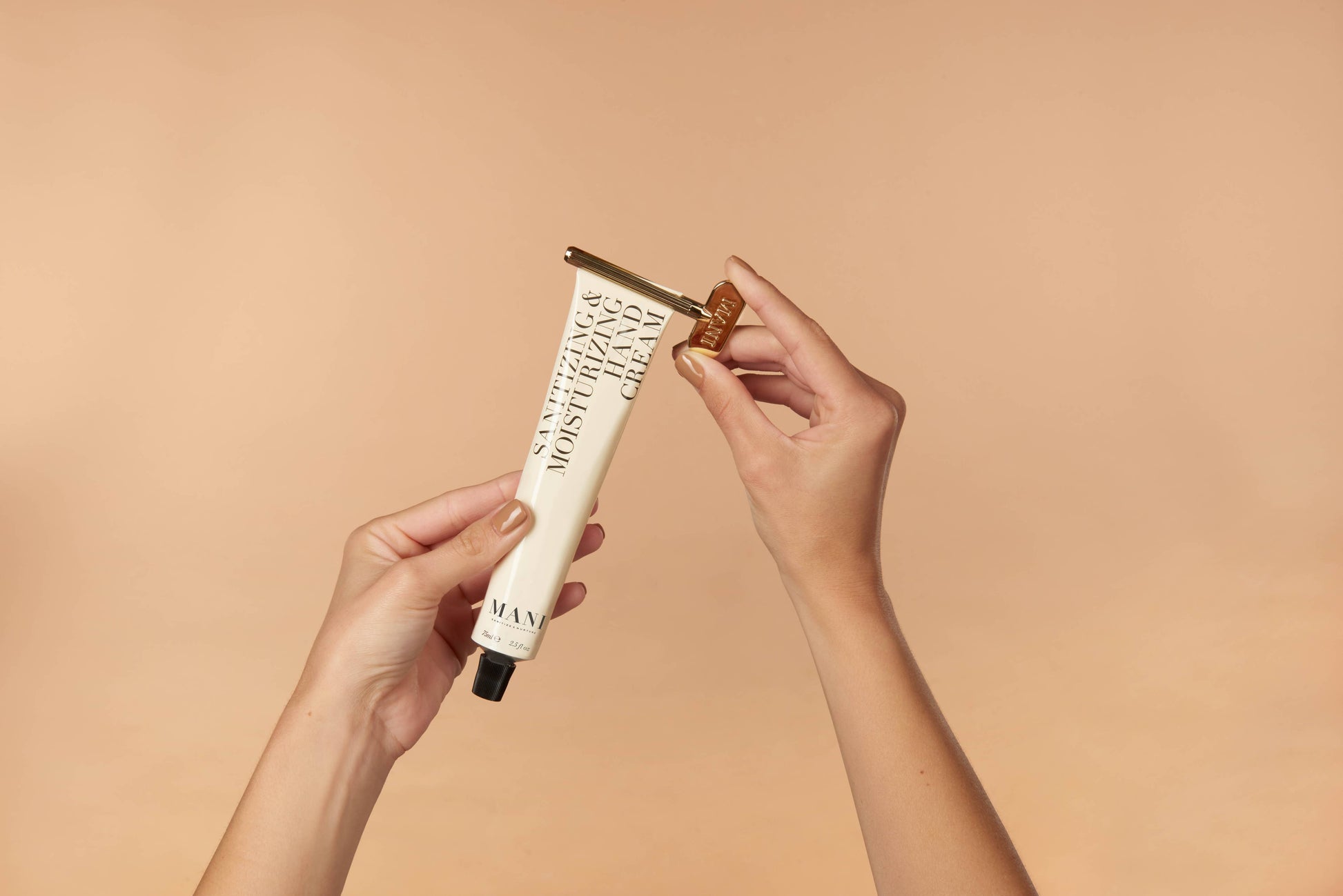 MANI Bodycare - Handcreme Set (veranschaulicht Anwendung Tuben-Asudrücker)