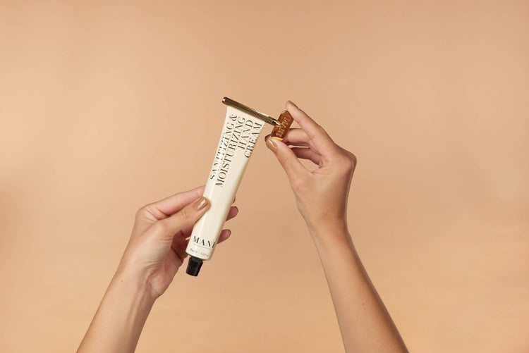 MANI Bodycare - Handcreme Set (veranschaulicht Anwendung Tuben-Asudrücker)