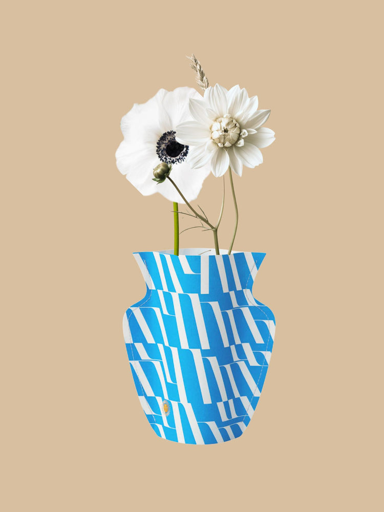 Papiervase Domus von OCTAEVO mit Blumen