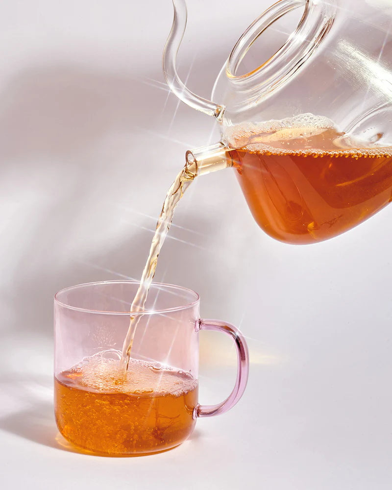 Teekanne mit Teeglas gefüllt mit Detox & Cleanse Infusion Tee von Cosmic Dealer