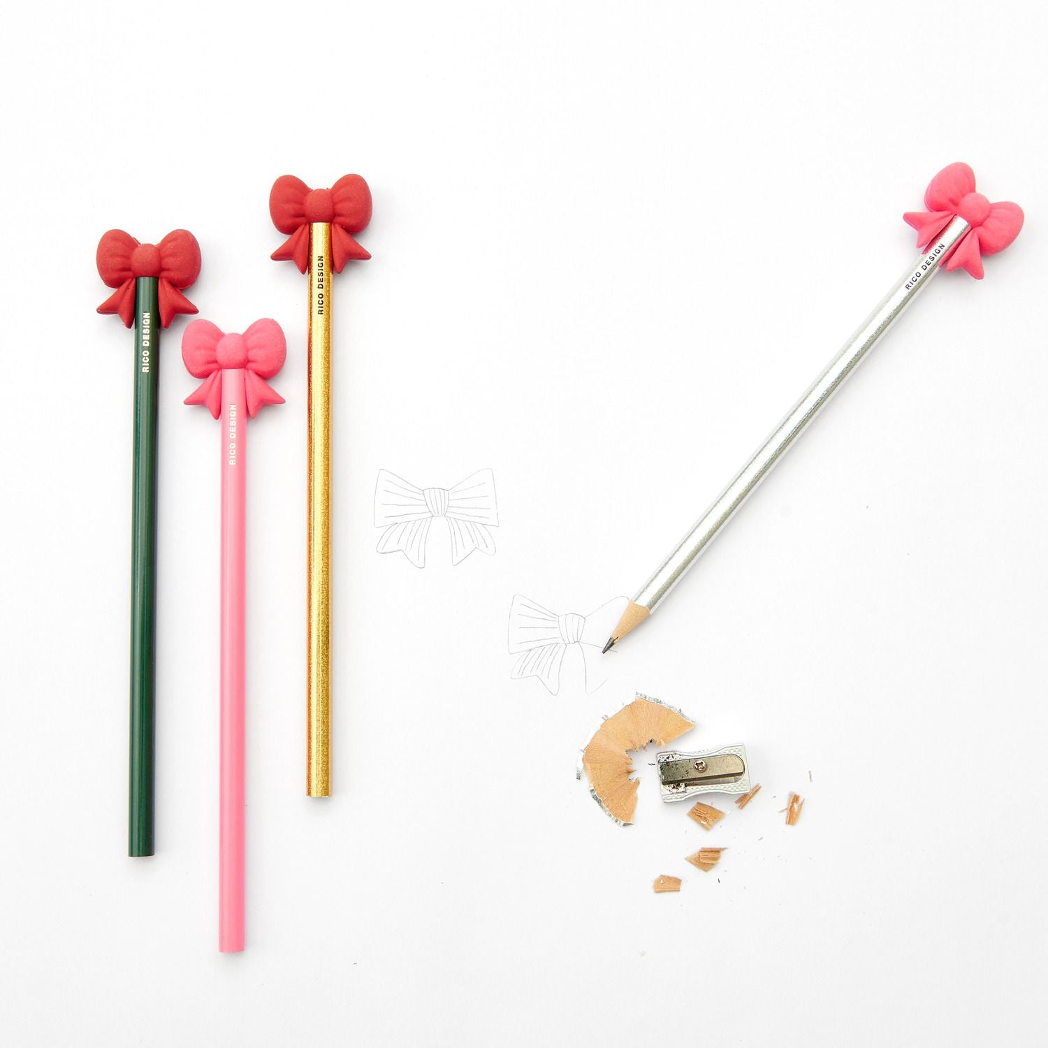 alle Farben der Bleistifte mit Radiergummi als Schleife von Rico Design
