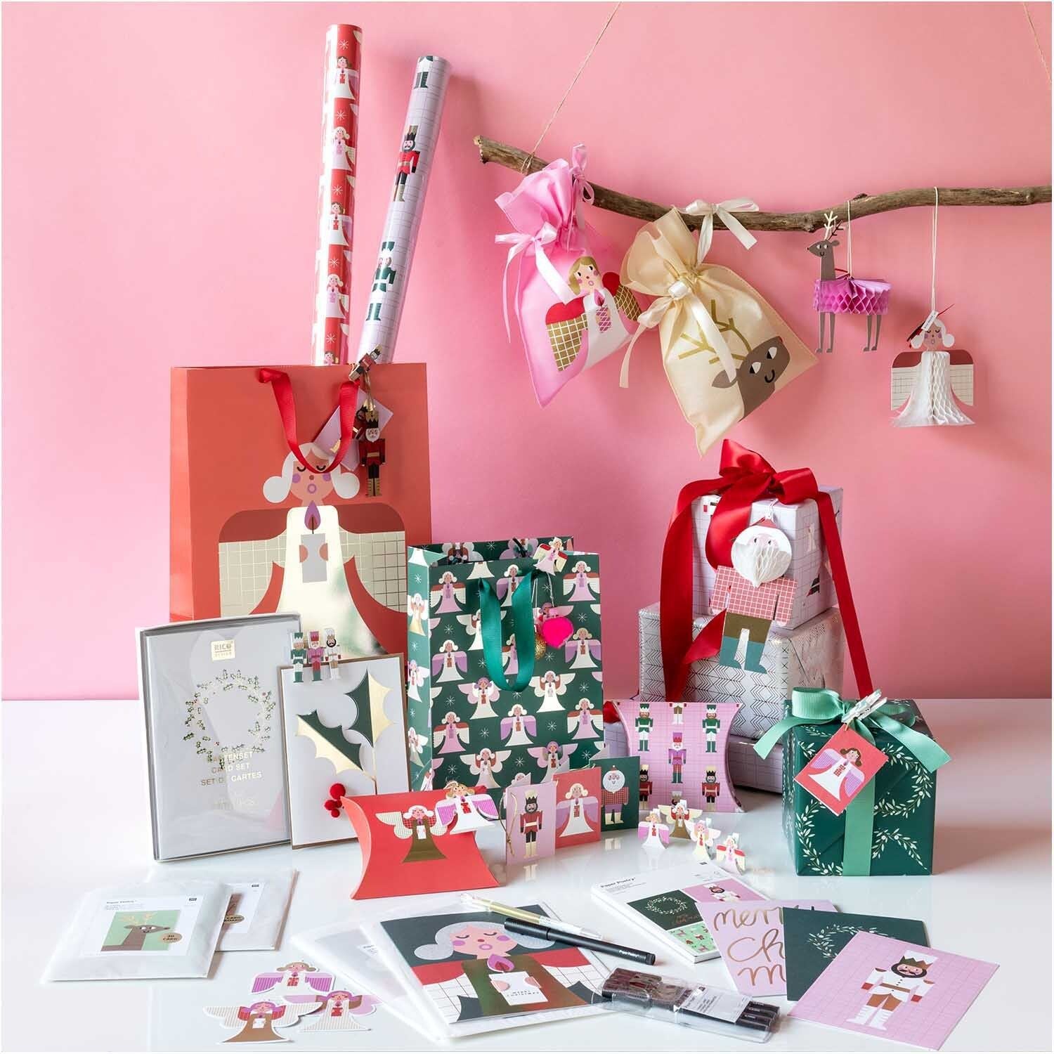 kleine Geschenktüte mit Engelsmotiv auf rosafarbenen Hintergrund von Rico Design 20 x 30 cm am Ast hängend