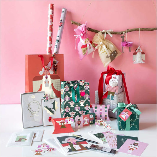 Geschenktüte Engelmotiv Rot und Dunkelgrün von Rico Design mit vielen Geschenkverpackungen dargestellt