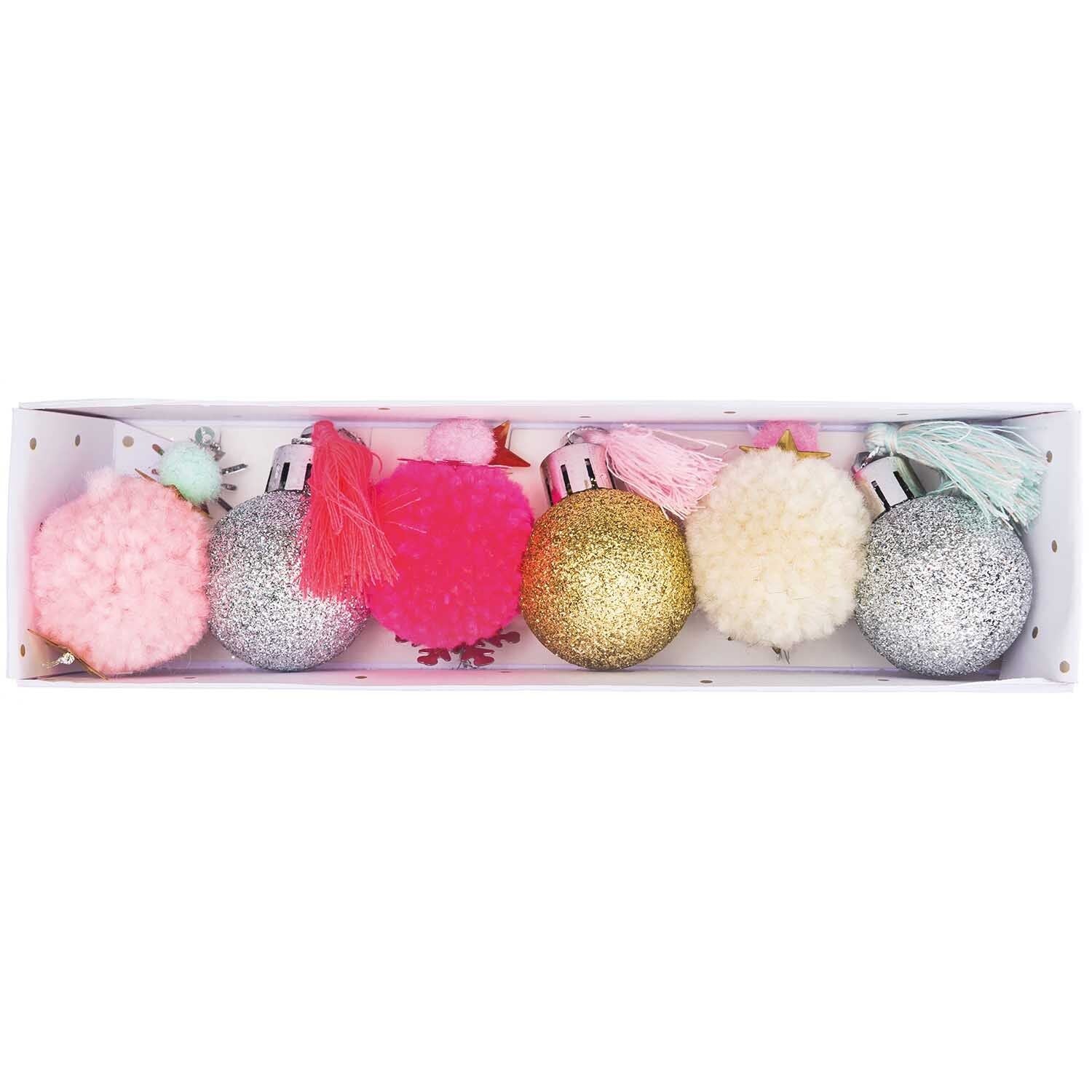 Pompon- und Kugel-Anhänger von Rico Design in der Verpackung
