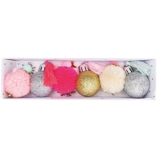 Pompon- und Kugel-Anhänger von Rico Design in der Verpackung