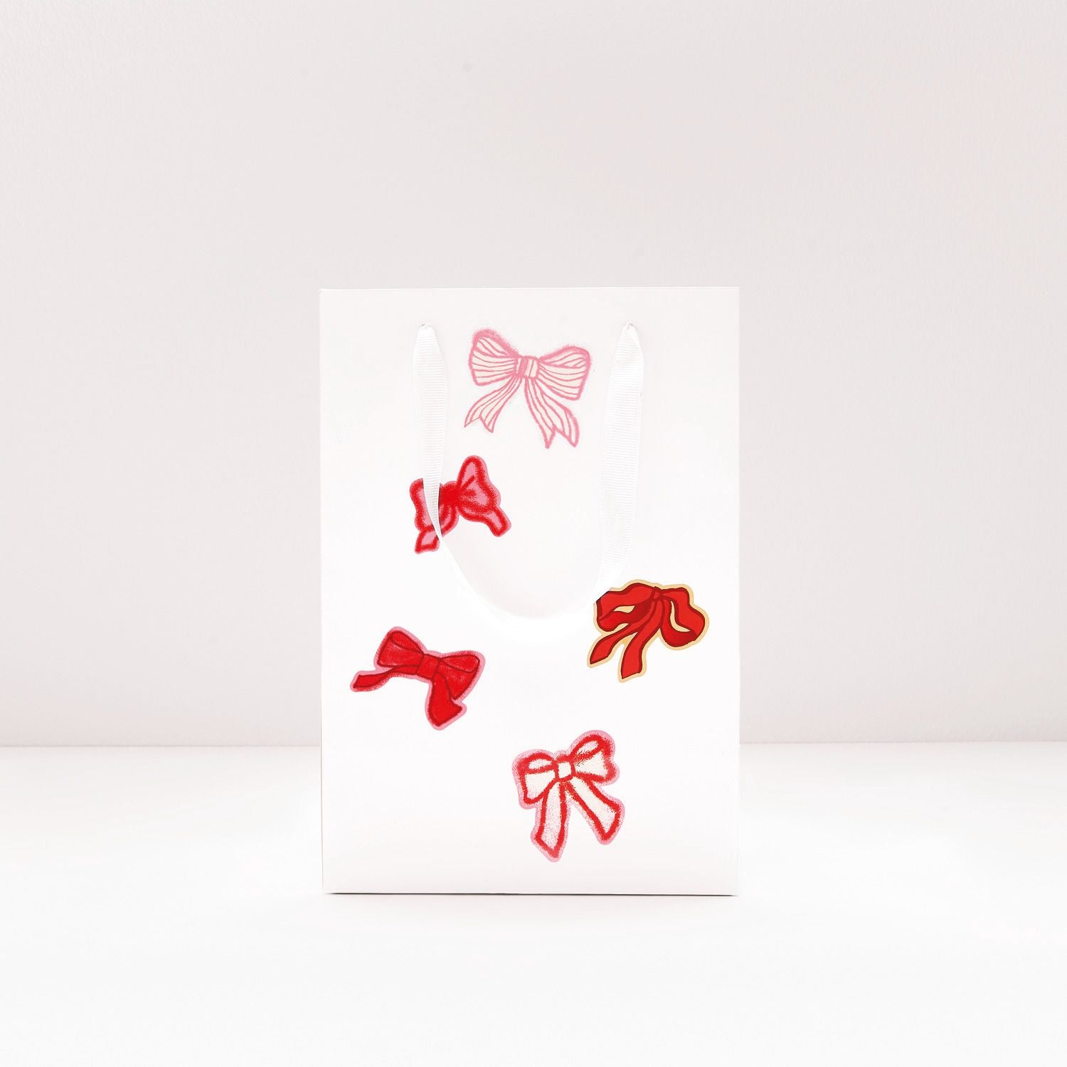 Sticker in Schleifenform  in verschiedenen Farben von Rico Design verzieren eine Geschenktüte 