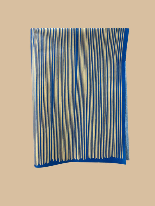 Seidenpapier mit beigefarbenen, unregelmäßigen Streifen auf blauem Hintergrund