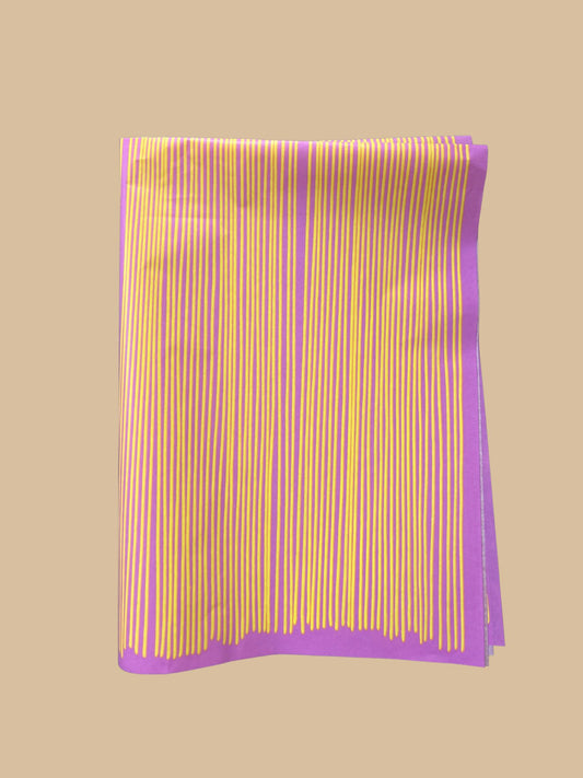 Seidenpapier mit gelben Streifen auf zartem pinkfarbenem Hintergrund