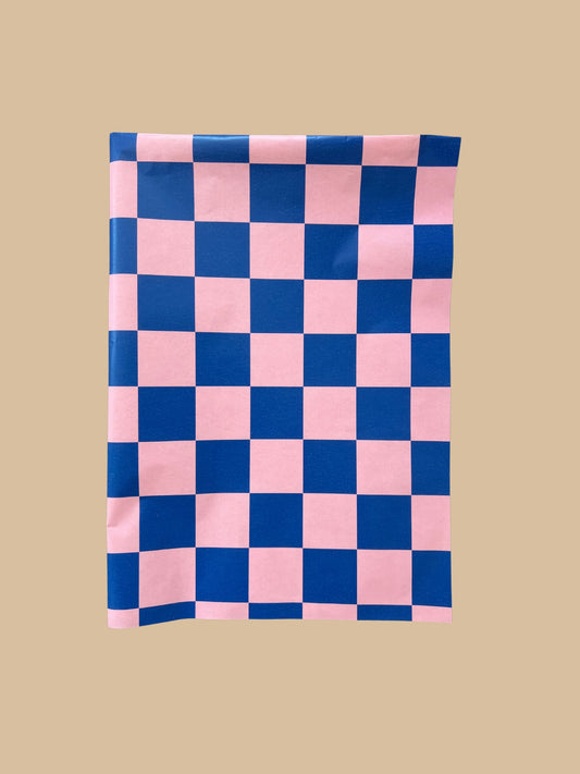 Seidenpapier in blauem und rosafarbenem Karomuster