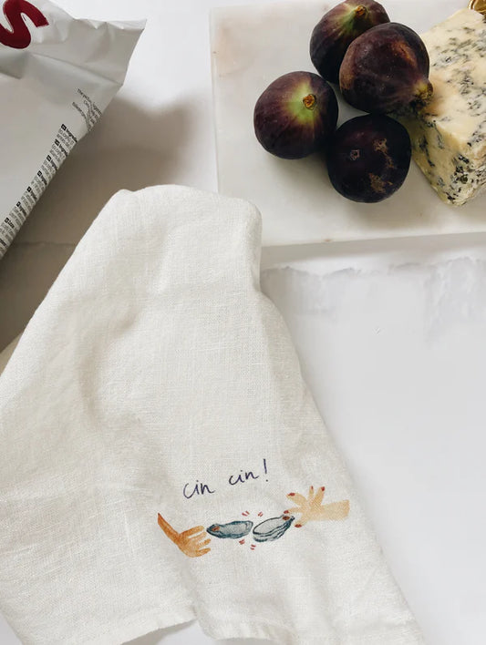 Love & Honor - Leinen-Serviette Oyster Cheers auf dem Tisch liegend