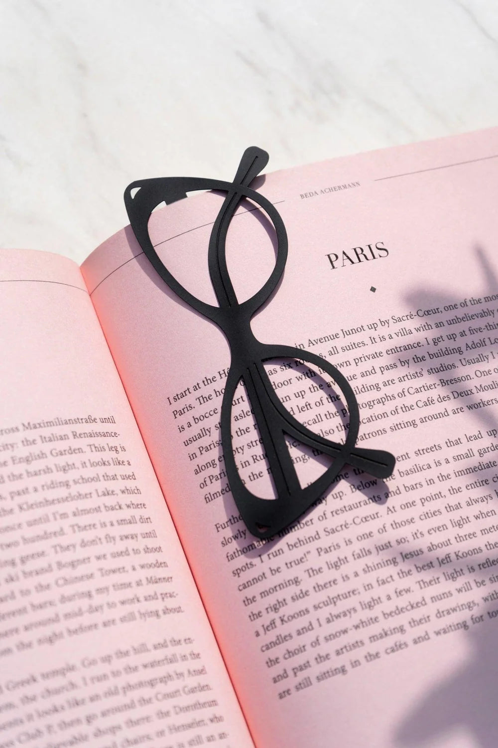 Lesezeichen Dolce Vita, schwarze Sonnenbrille von OCTAEVO, dargestellt im Buch