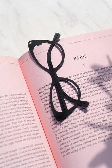 Lesezeichen Dolce Vita, schwarze Sonnenbrille von OCTAEVO, dargestellt im Buch