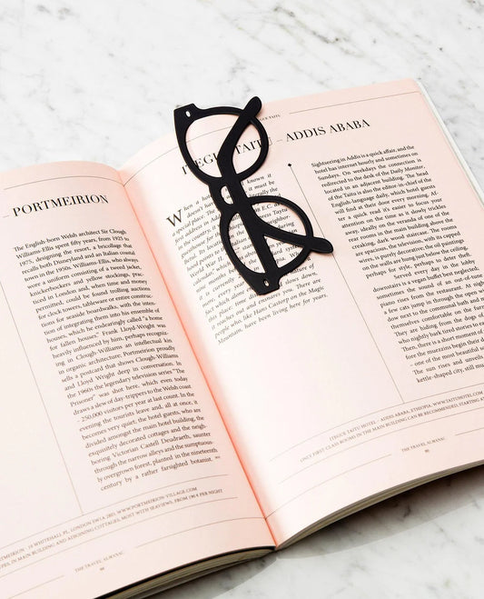Lesezeichen Dolce Vita, schwarze Sonnenbrille von OCTAEVO im Buch dargestellt