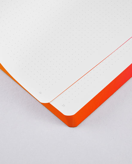 Notizblock mit dem Flexcover in den Neonfarben Pink und Orange mit Weiß von nuuna, 176 Seiten - Punktraster und mit nummerierter Seitenzahl