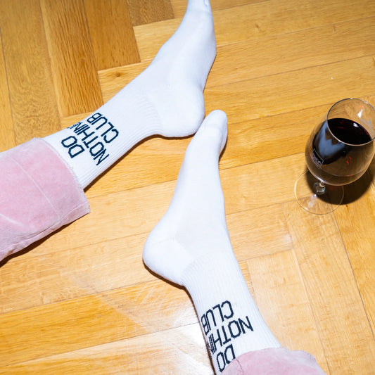 Tennissocken mit dem Schriftzug oder Statement "DO NOTHING CLUB" in Weiß