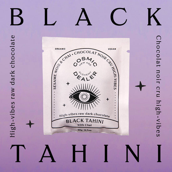 Cosmic Dealer  4er Box - Chakra Schokoladen-Täfelchen Schwarzer Sesam & Chai in der Verpackung